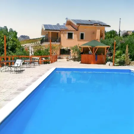 Spacious With Private Pool And Stunning Views Bompensiere